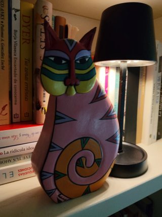 Figura de gato, artesanal en madera.