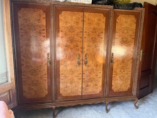 Armario clásico madera puertas decoradas