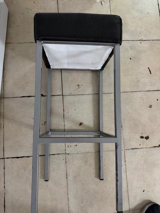 Taburete de bar negro y plateado
