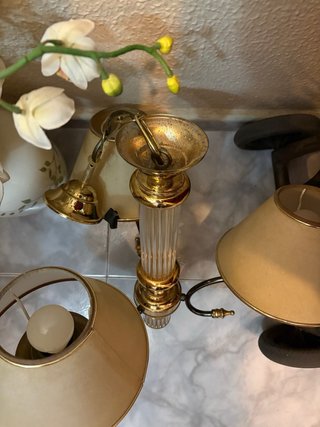Lámpara de salón dorada y beige