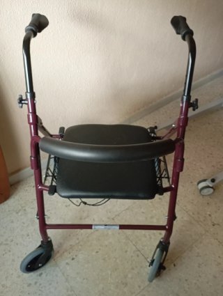 Andador con asiento y cesta