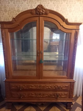 Vitrina de roble con puertas de cristal