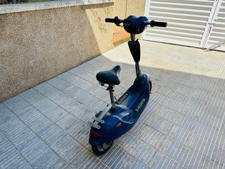 Patinete Eléctrico Azul con Asiento