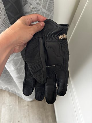 Guanti in pelle per moto con design traforato