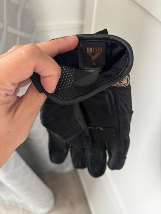 Guanti in pelle per moto con design traforato