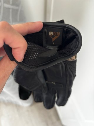 Guanti in pelle per moto con design traforato