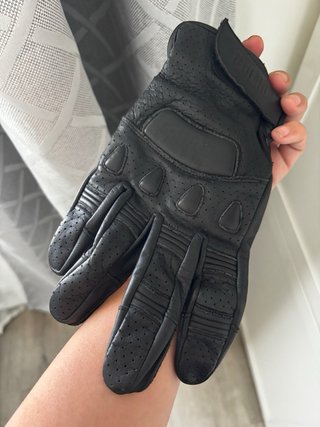 Guanti in pelle per moto con design traforato