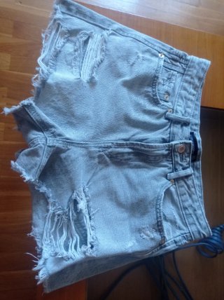 Pantalón corto vaquero desgarrado gris Talla M