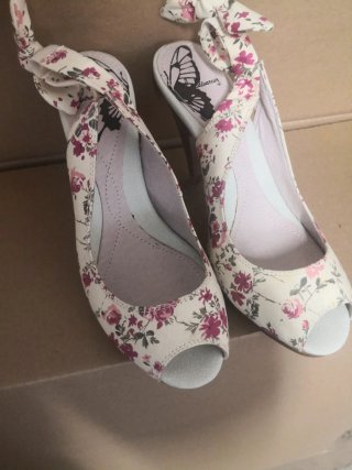 Sandalias de tacón con flores