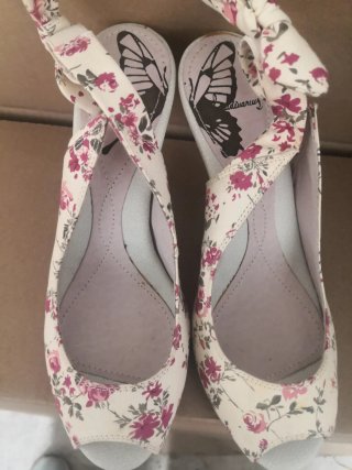 Sandalias de tacón con flores