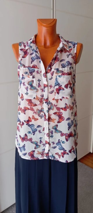 Blusa sin mangas con estampado de mariposas.
