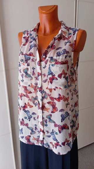 Blusa sin mangas con estampado de mariposas.