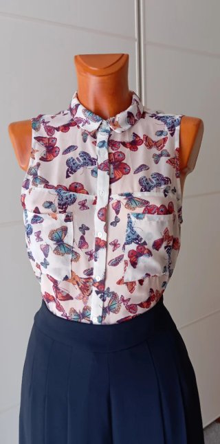Blusa sin mangas con estampado de mariposas.