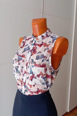 Blusa sin mangas con estampado de mariposas.