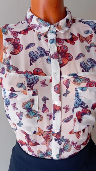 Blusa sin mangas con estampado de mariposas.