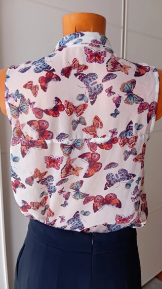 Blusa sin mangas con estampado de mariposas.