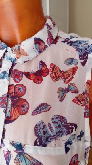 Blusa sin mangas con estampado de mariposas.