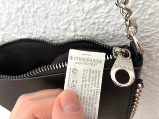 Bolso negro Stradivarius con tachuelas
