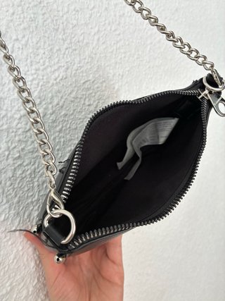 Bolso negro Stradivarius con tachuelas