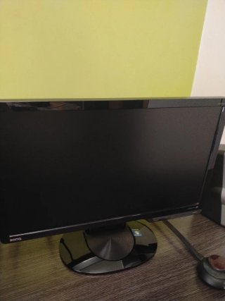 Ordenador de sobremesa con altavoces y teclado