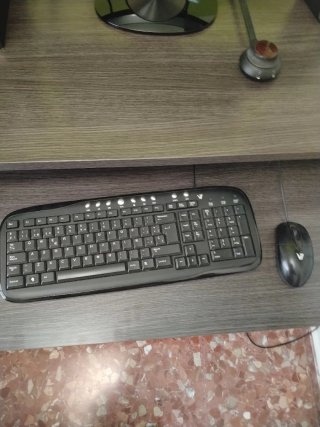Ordenador de sobremesa con altavoces y teclado