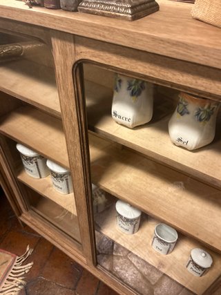 Vitrina de madera y cristal
