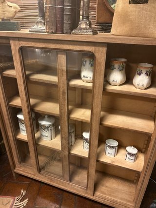 Vitrina de madera y cristal
