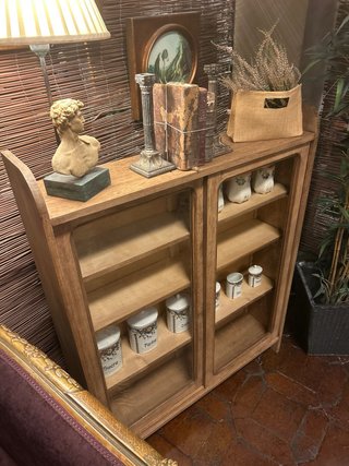Vitrina de madera y cristal