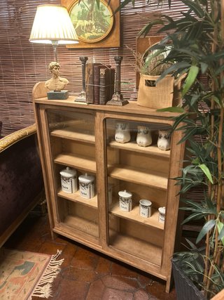 Vitrina de madera y cristal