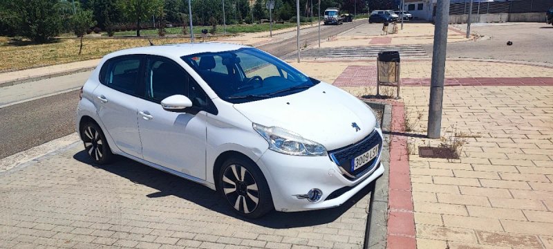 Peugeot 208 2015 - foto 1