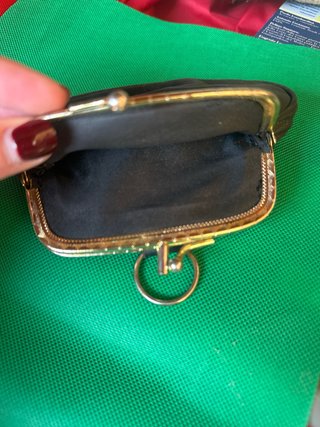 Portamonete nero con dettagli color oro vera pelle
