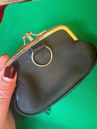 Portamonete nero con dettagli color oro vera pelle