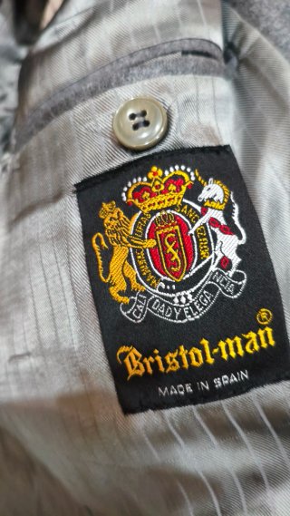 Traje de hombre gris con pantalón