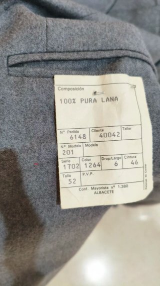 Traje de hombre gris con pantalón
