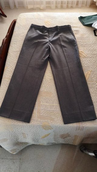 Traje de hombre gris con pantalón