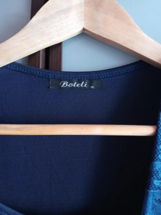Camiseta Boteli tonos azules y blancos