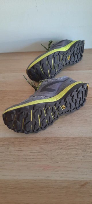 Zapatillas Kalennji grises y verdes