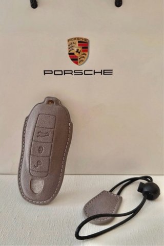 Funda de de Alcántara artesanal para llave Porsche