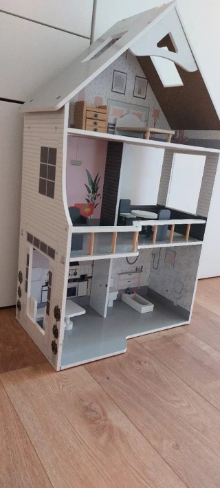 Casita de muñecas de madera
