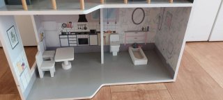 Casita de muñecas de madera