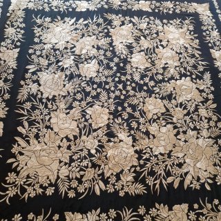 Manton Manila bordado Seda Negro y Beige dorado