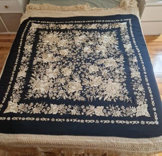 Manton Manila bordado Seda Negro y Beige dorado