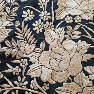 Manton Manila bordado Seda Negro y Beige dorado