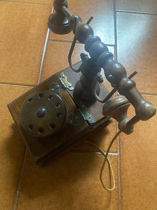 Soprammobile antico telefono in legno