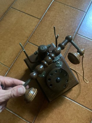 Soprammobile antico telefono in legno