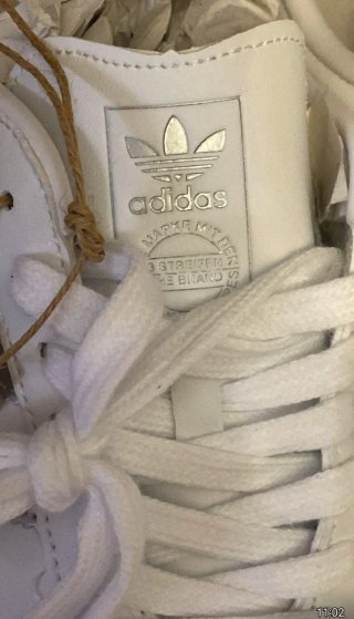 Bambas deportivas blancas y plateadas