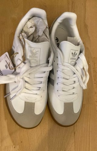 Bambas deportivas blancas y plateadas