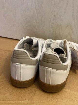Bambas deportivas blancas y plateadas