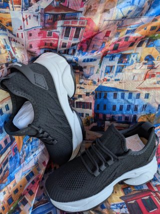 Zapatillas deportivas negras y blancas