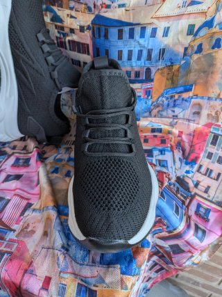 Zapatillas deportivas negras y blancas